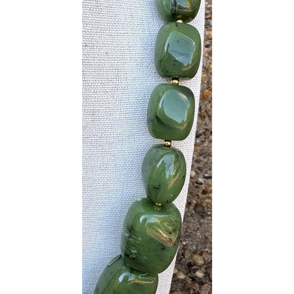 Vintage Joan Rivers Marbled Green Acrylic Lucite Necklace Graduated Bead 26" - Picture 4 of 6